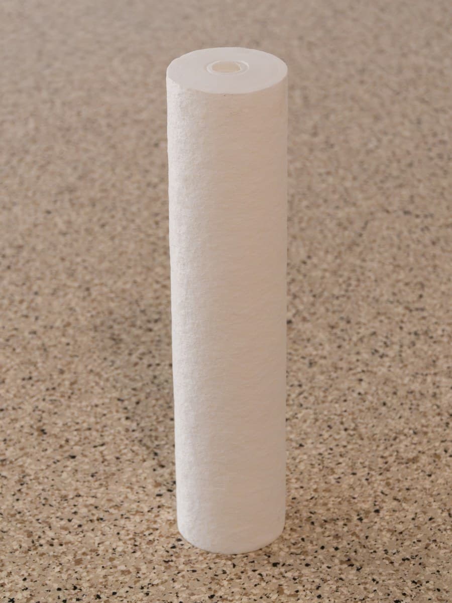 The sediment cartridge: spun polypropylene fibre wound into a dense white cylinder.